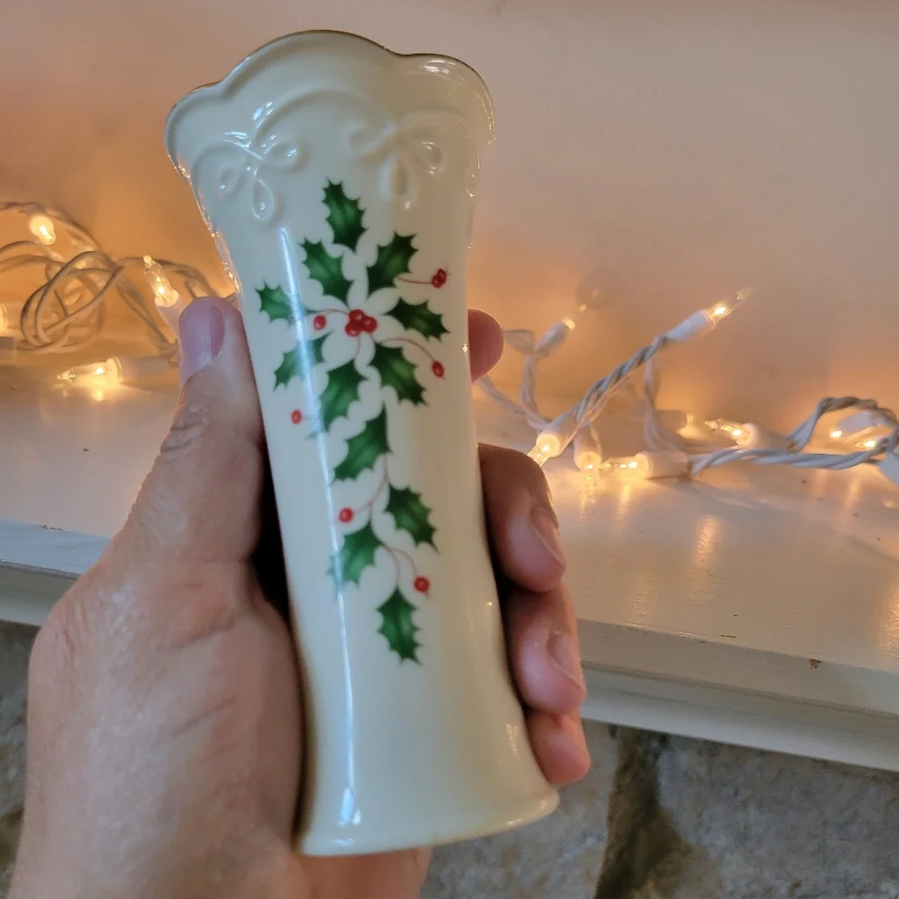 Lenox Holiday Vase ~ Dimension Collection ~ Holly ~ Christmas ~ Pretty